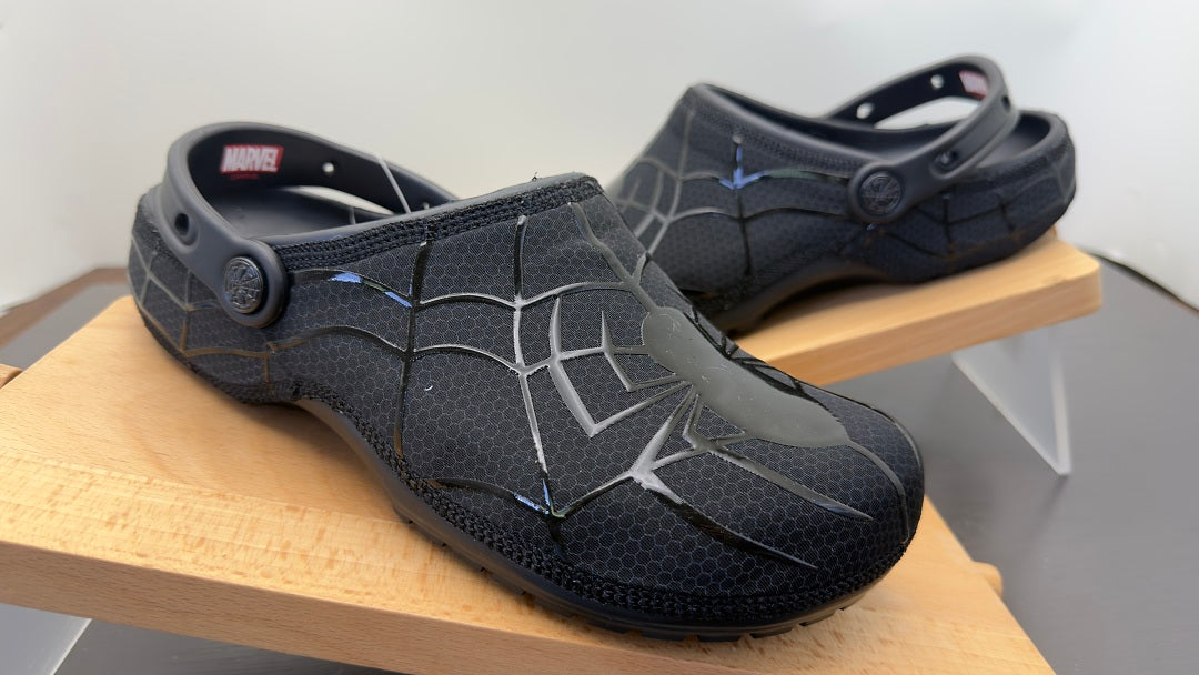 🕷️Crocs Spider-Man Noir – Style Super-Héros