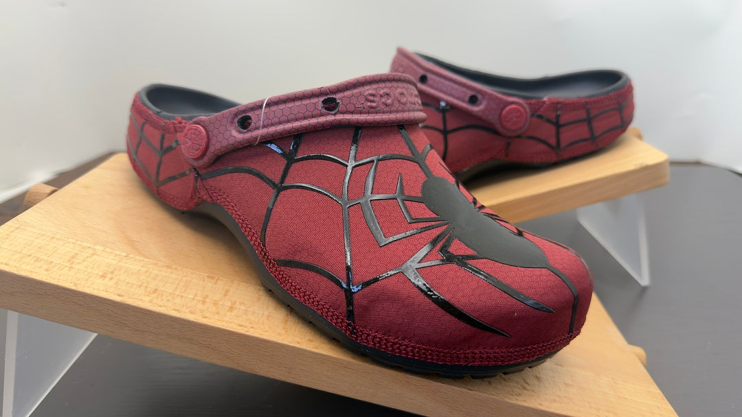 🕷️ Crocs Spider-Man Rouge & Noir – Style Super-Héros